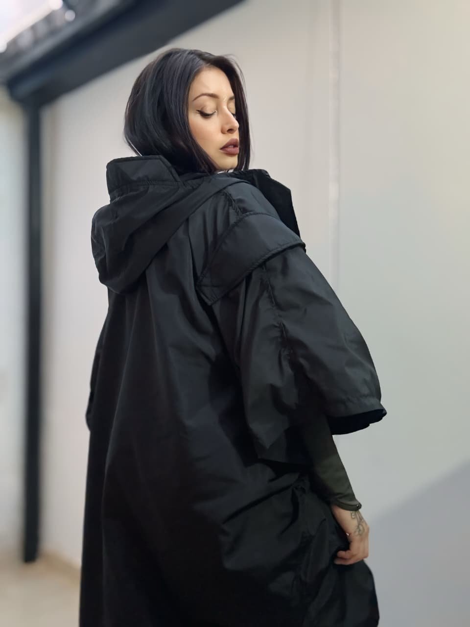 Capa Rompevientos Atmósfera Negro Mujer - Imagen 2