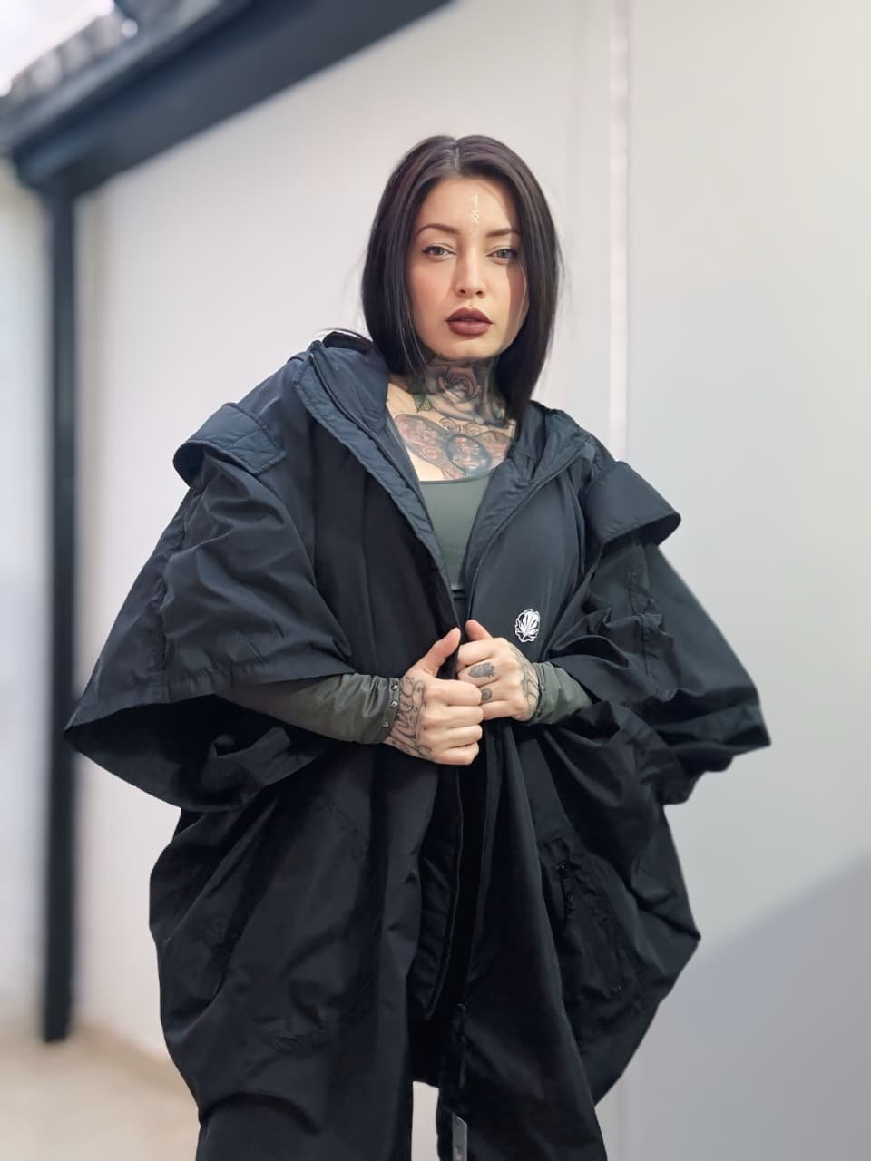 Capa Rompevientos Atmósfera Negro Mujer - Imagen 3