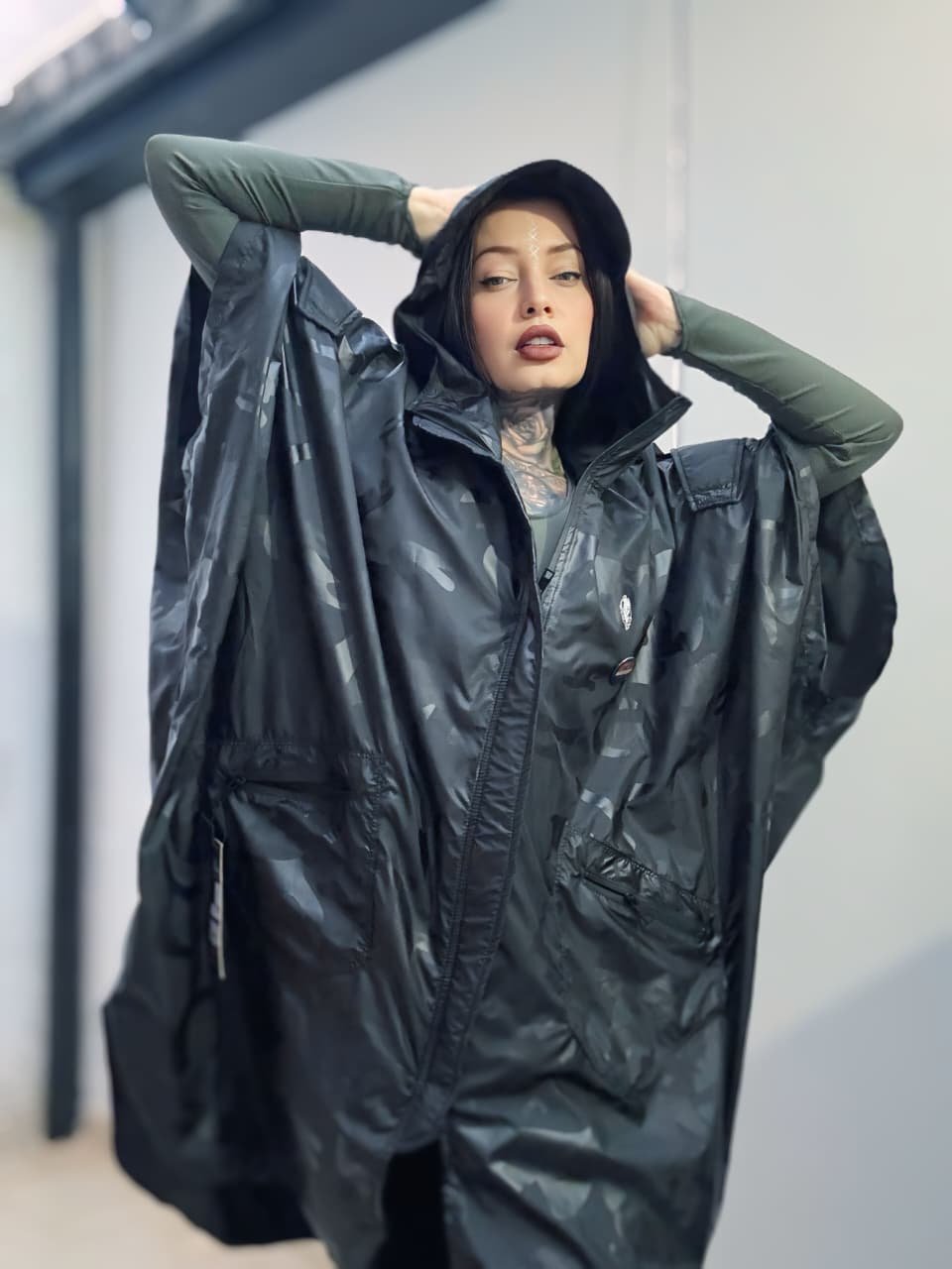 Capa Rompevientos Atmósfera Camuflado Mujer - Imagen 3